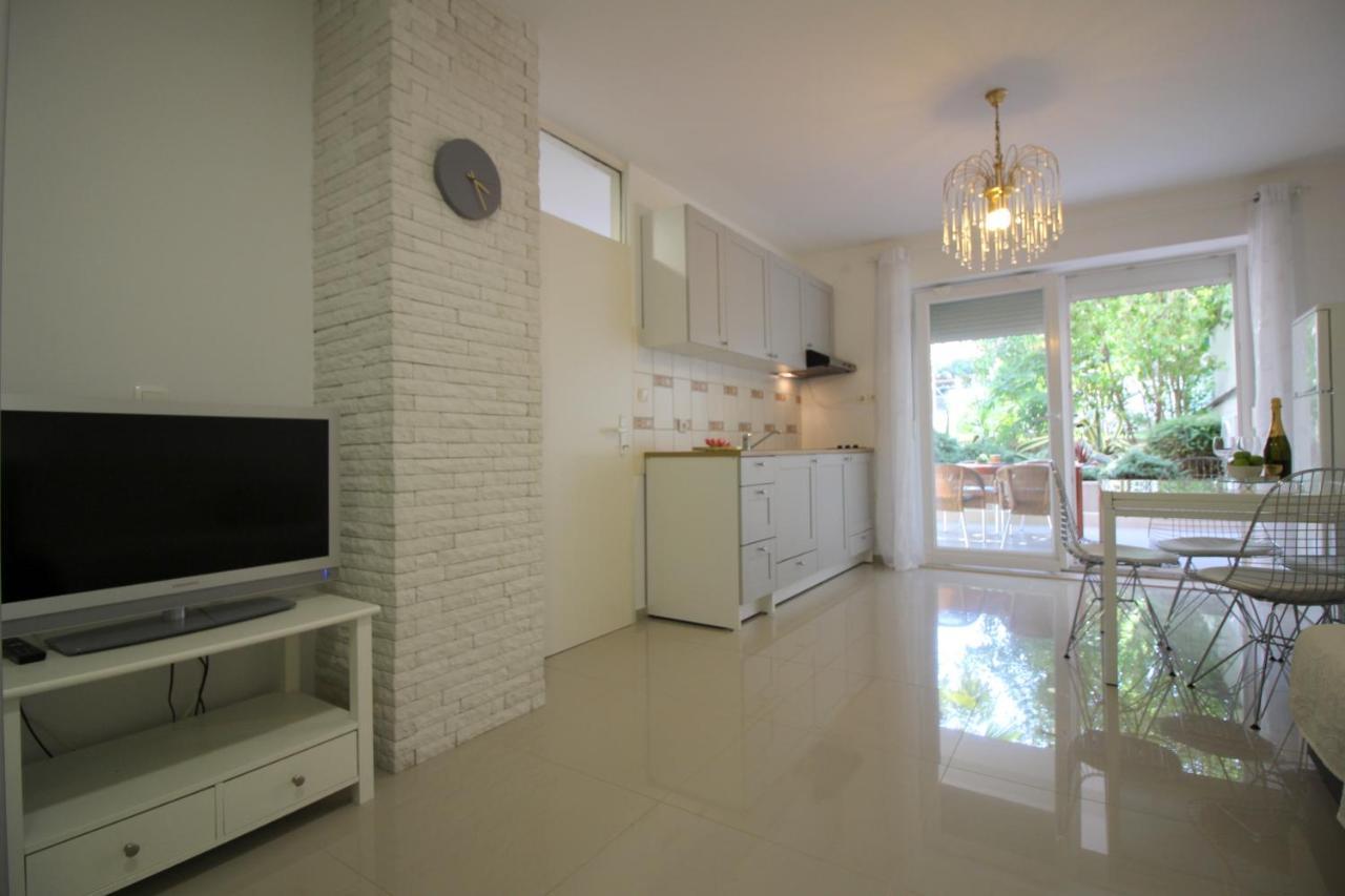Modern Apartment Zen With Private Garden Poreč Eksteriør billede